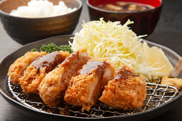 ソースをかけたトンカツ定食