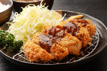 ソースをかけたトンカツ定食