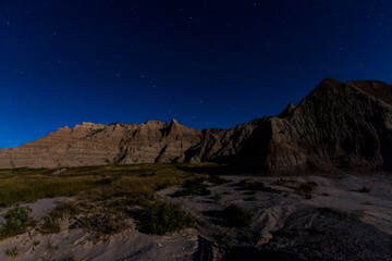 Fototapeta na wymiar spectacular summer night sky in South Dakota's famous geologic rock formation in Badlands national Park .
