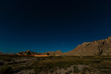 Plakat spectacular summer night sky in South Dakota's famous geologic rock formation in Badlands national Park .