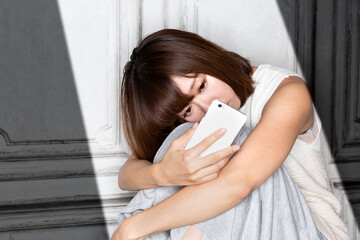 スマートフォン・憂うつな女性