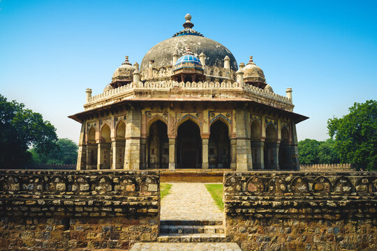 tomb of the noble Isa Khan Niazi in new delhi, india