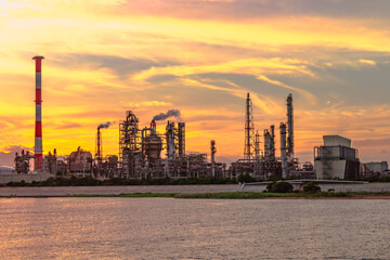 河川沿いに広がる工業地帯の夕景