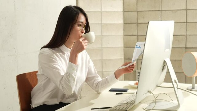 An Asian Businesswoman in the ofice
