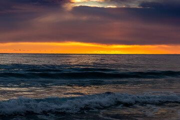 Obraz premium View of a sunset over a sea.