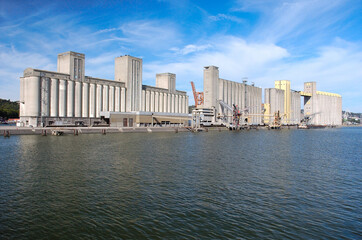 Obraz premium Port de Rouen, silos de stockage céréales SENALIA