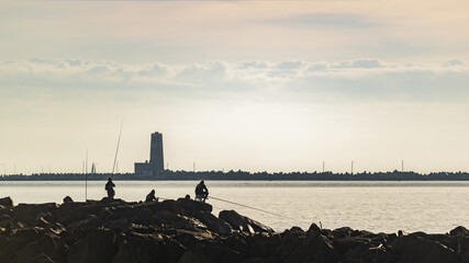 Pêcheurs à l'aube en bord de mer