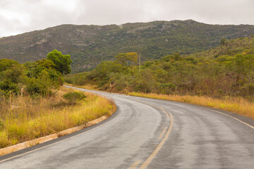 Naklejka premium Wet tarred road street after rain close to Grao Mogol in Minas Gerais, Brazil