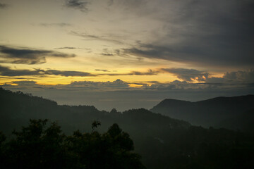 Obraz premium Beautiful sunset taken in the evening on the mountain side
