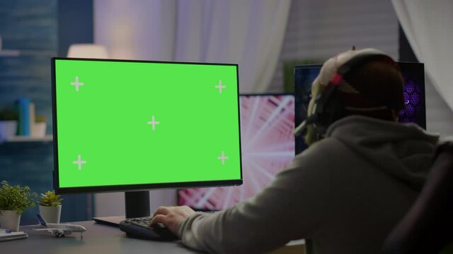 Ведет трансляцию игры в интернете