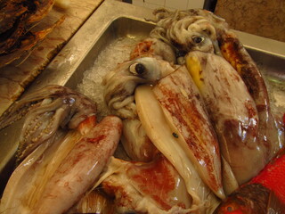 Świeże kalmary na targu rybnym w Funchal, Madera, Portugalia © vofchok