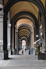 Napoli - Turisti nel portico della Galleria Principe di Napoli