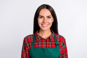 Photo o happy cheerful young woman waitress occupation wear plaid shirt isolated on grey color background