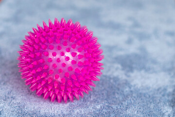 Gumowa piłka z kolcami "jeżyk" w kolorze fioletowym.