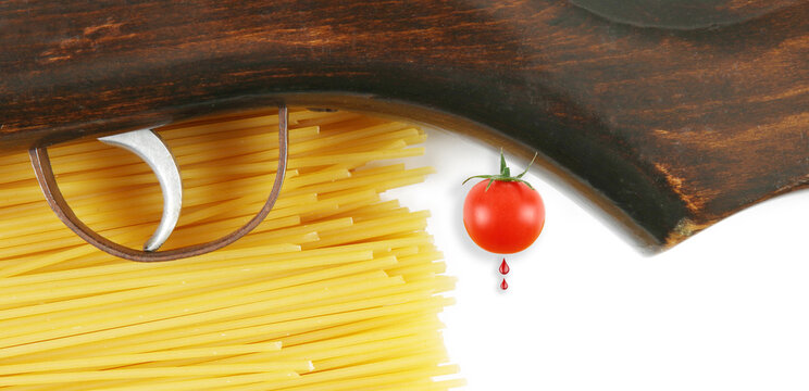 Spaghetti Italiani con fucile pomodoro e fondo bianco