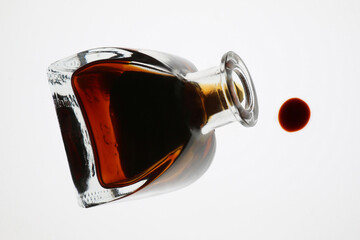 Aceto balsamico tradizionale tipico di Modena. Ripresa in controluce, su fondo bianco