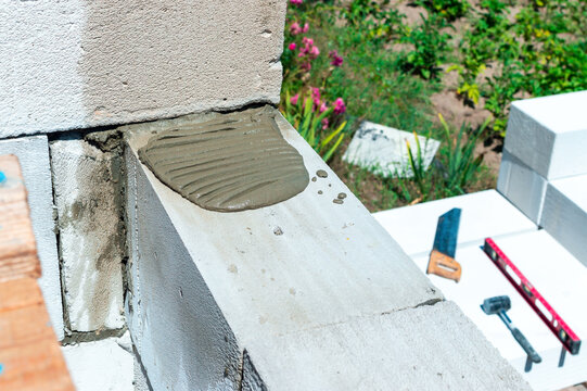 Laying the mortar for mounting a wall of aerated concrete EPS blocks. Construction from ACC blocks or Hebel Block of the outer wall