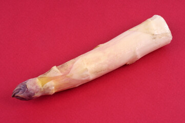 Asperge blanche en gros plan sur fond rouge