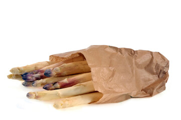 Sac en papier d'asperges blanches sur fond blanc