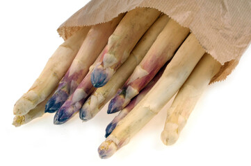 Sac en papier d'asperges blanches en gros plan sur fond blanc
