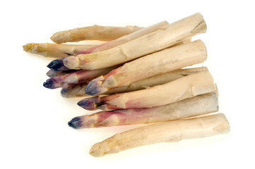 Asperges blanches en gros plan sur fond blanc