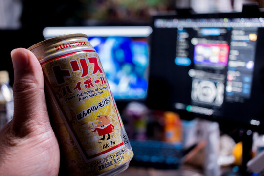 SUNTORY トリス ハイボール 7% 缶チューハイで乾杯。晩酌/おうち時間/オンライン飲み会イメージ。2021年3月撮影/日本