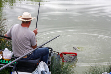 Prise d'une carpe lors d'un concours de pêche à la ligne