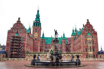 Fototapeta premium Beautiful fountain on the background of the Castle Complex in Hillerod, Denmark
