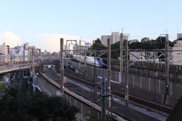 神社から見える新幹線