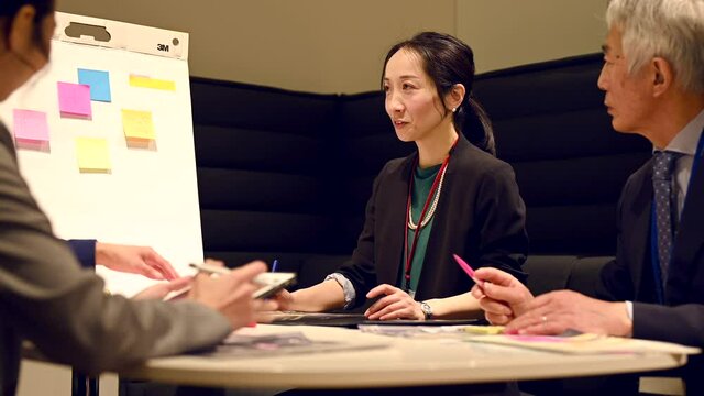 デザイン会議の進行をする女性リーダー