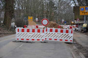 Die Baustellenabsicherung und die Baustellenabsperrung. Die Straßenbaustelle und Straßensperrung....