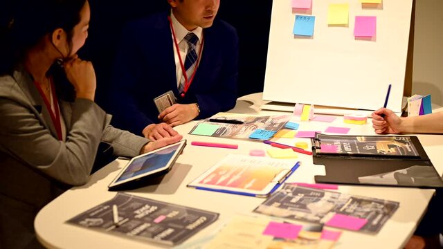 デザイン会議をするクリエイティブチーム