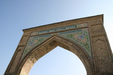 Obraz premium ISTARAVSHAN, TAJIKISTAN - 03.11.2019: Famous Teahouse Restaurant Picturesque View on a Sunny Blue Sky Day