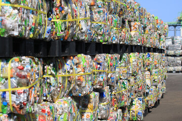 リサイクル施設の積み上げられたペットボトルの山