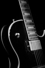 Fototapeta na wymiar Dettaglio di chitarra elettrica in bianco e nero