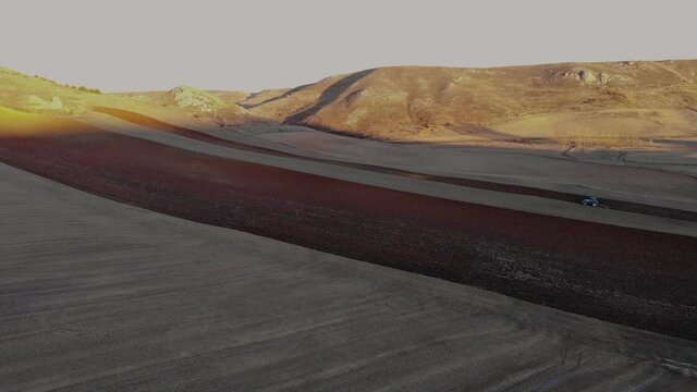 V&iacute;deo a&eacute;reo de un tractor arando y trabajando la tierra para sembrar cereales