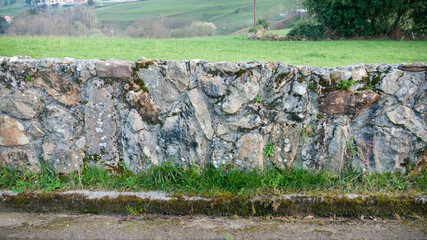Muro de piedra en zona rural de Asturias