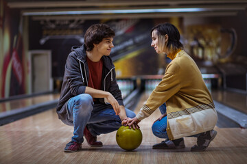 Fototapeta premium Young couple in bowling alley.