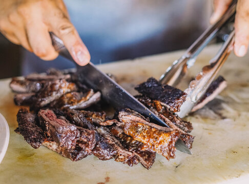 Tipico asado argentino con carne y patatas hecho a las brasas