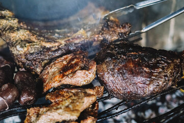 Tipico asado argentino con carne y patatas hecho a las brasas