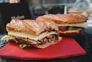 Sandwich de pollo , queso y verduras hecho en pan de baguette