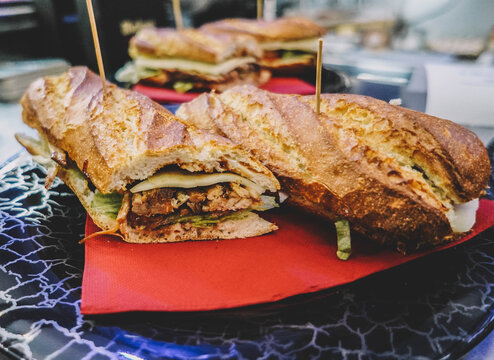 Sandwich de pollo , queso y verduras hecho en pan de baguette