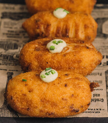 Croquetas españolas rellenas de jamon