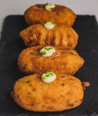 Croquetas españolas rellenas de jamon