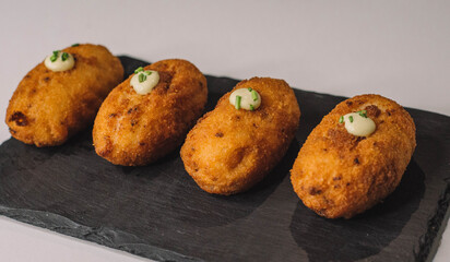 Croquetas españolas rellenas de jamon