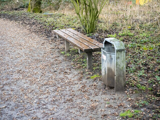 Bank im Wald im Regen