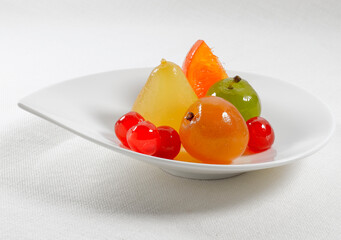 Frutas escarchadas sobre plato y fondo blanco. Candied fruits on plate and white background.