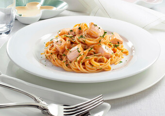 Espaguetis con salmon y tomate