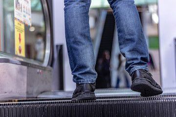 Subiendo las escaleras mecánicas