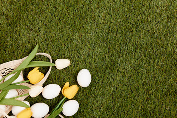 Naklejka premium Easter eggs lie on green grass Copy Space decoration